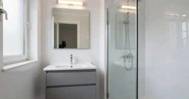 maximize small bathroom space
